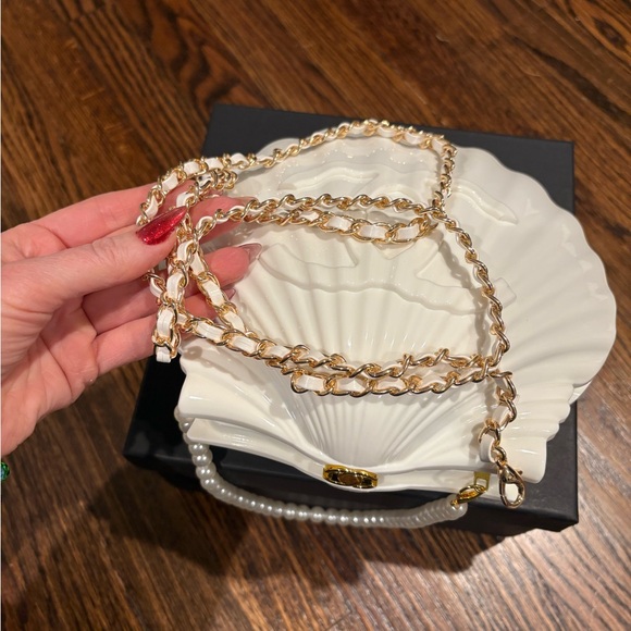 Limited Edition VIP Chanel White Shell Minaudière Clutch with Pearl & Gold Chain - Picture 10 of 10